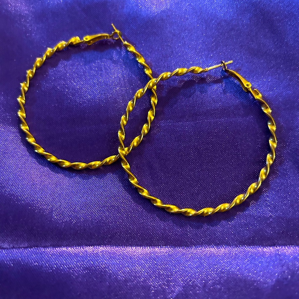 Unbranded Gold Tone Metal Twisted Hoop Earrings.